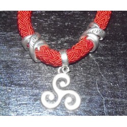 COLAR VERMELHO COM TRISKEL 